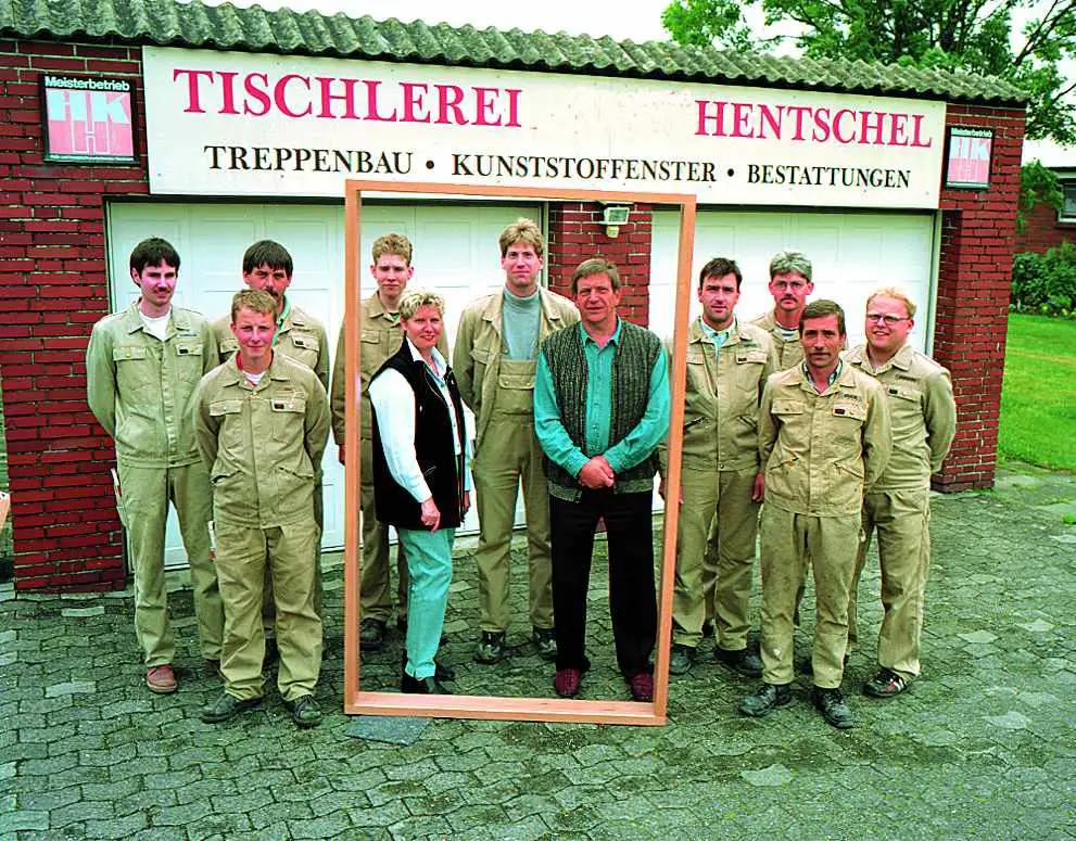 Das Team der Tischlerei Hentschel vor dem Betrieb in Cuxhaven-Lüdingworth. Gerd und Elisabeth Hentschel mit Heiko und den Gesellen in den 1990er Jahren