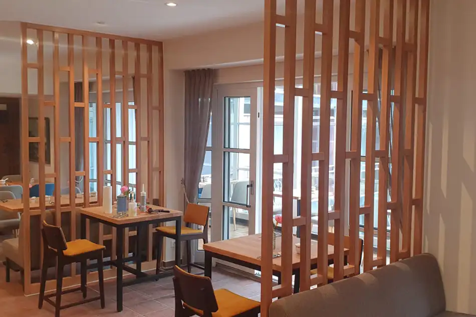 Maßgefertigter Holzraumteiler aus Buche im Gastronomiebereich, ausgeführt von Tischlerei Heiko Hentschel Cuxhaven
