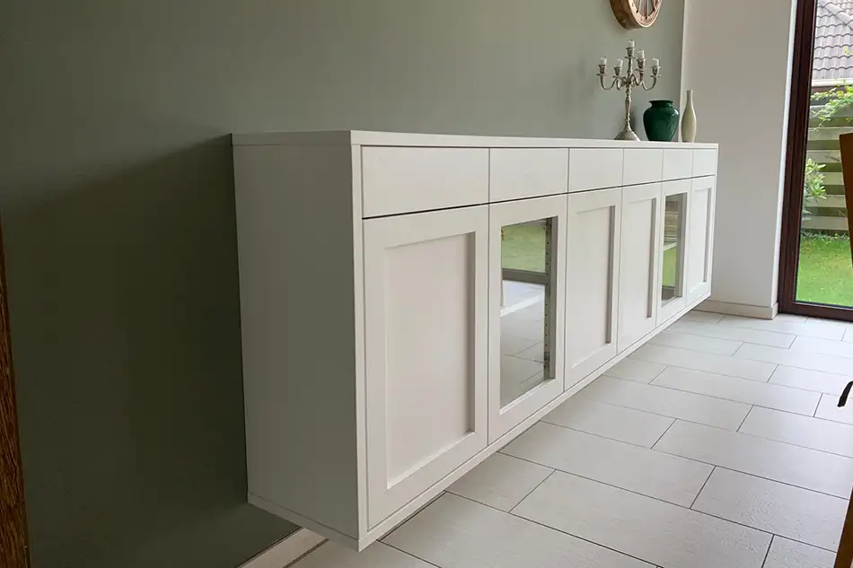 Maßgefertigtes weißes Sideboard mit Glaseinsätzen, handgefertigt von Tischlerei Heiko Hentschel Cuxhaven