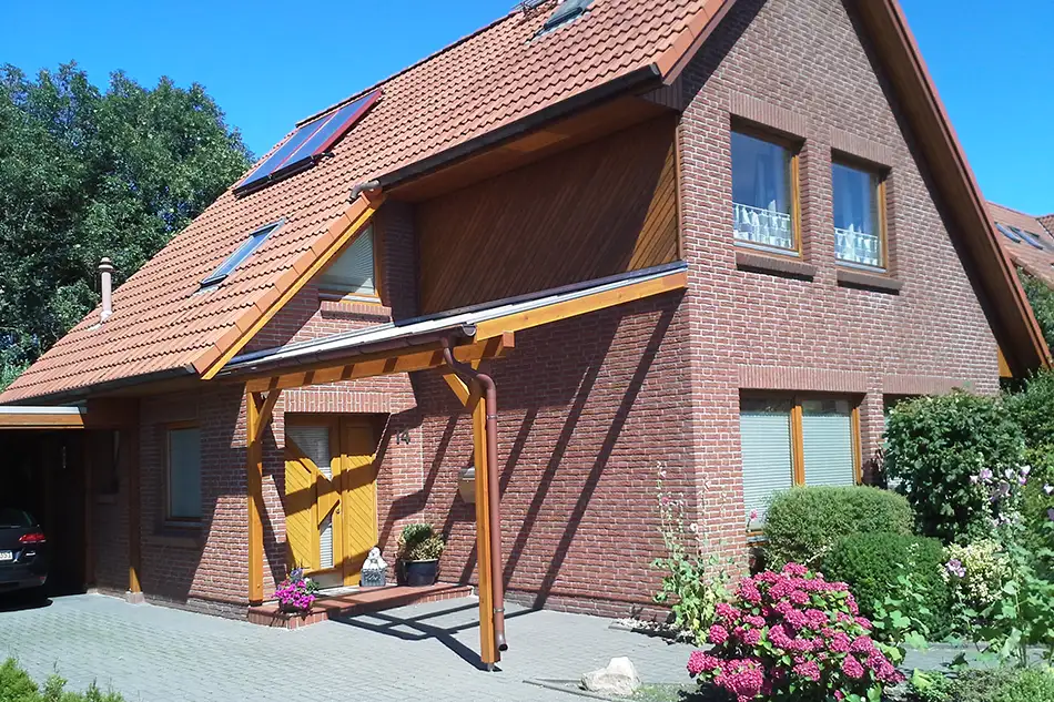 Holzüberdachung am Hauseingang eines Einfamilienhauses in Cuxhaven, gebaut von Tischlerei Heiko Hentschel